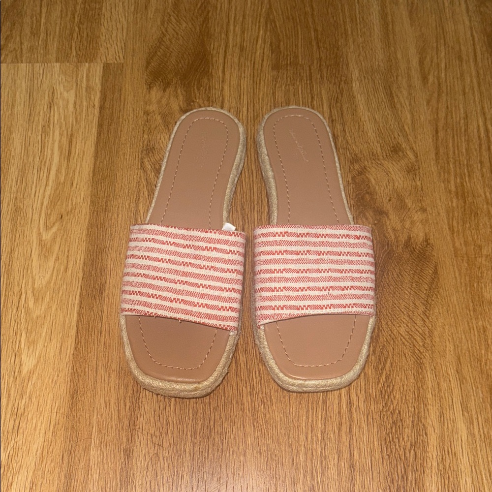 Striped Red and Tan Slide Sandals Size 9 Vacation Beach 🏖️